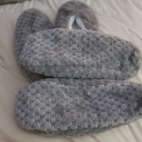 Source Unknown Gray and White Women's Slippers - Picture 2 of 2